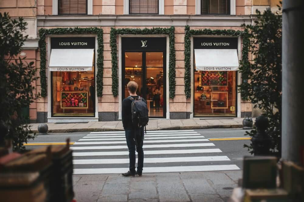 ルイヴィトンの店舗を眺める男性