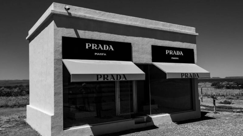 PRADAはどこの国のブランド?歴史や本店の場所、名作を紹介!