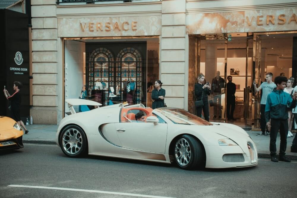 ヴェルサーチェのブティックと高級車