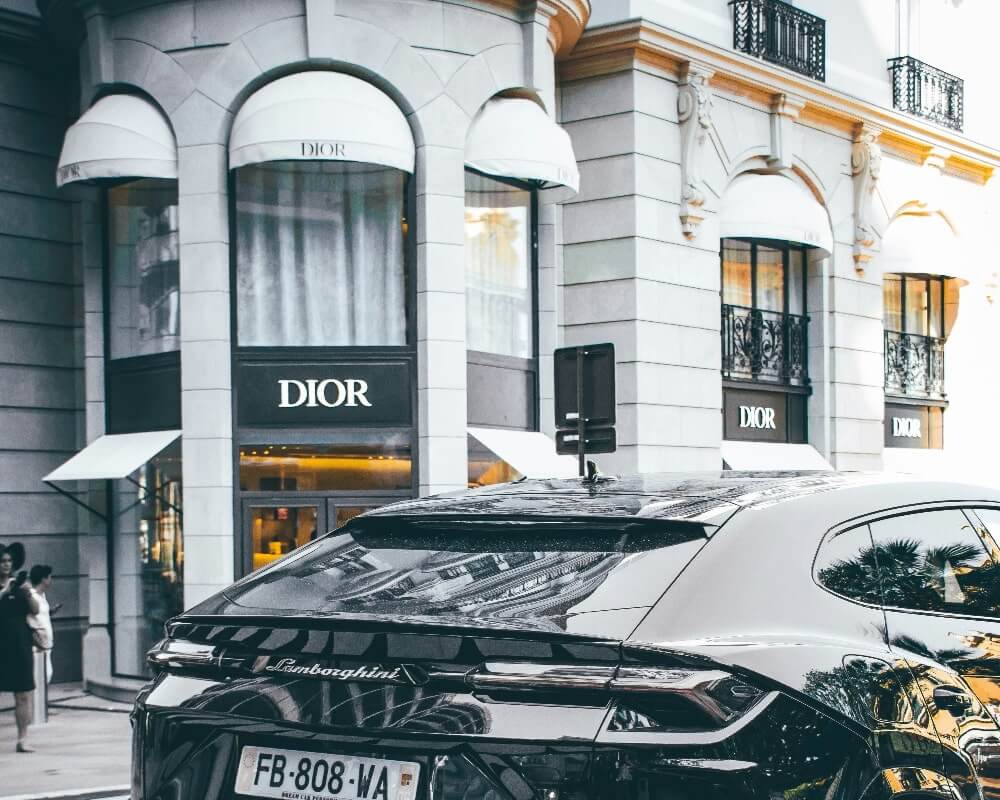 DIORのブティックと高級車